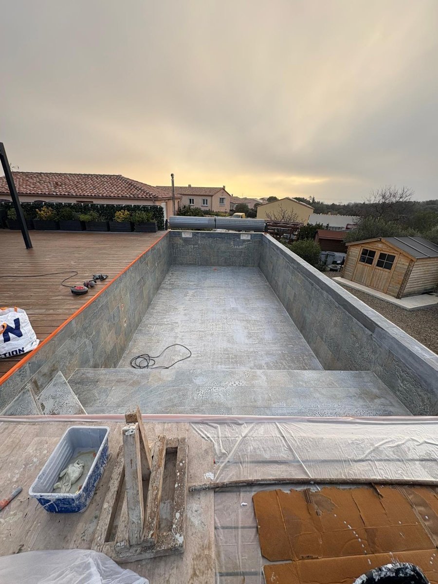 Stratification polyester sur piscine carrelée.