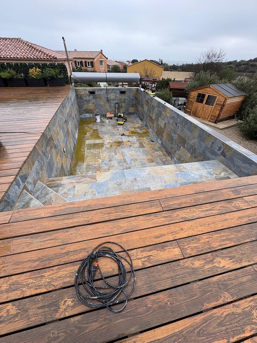 Stratification polyester sur piscine carrelée.